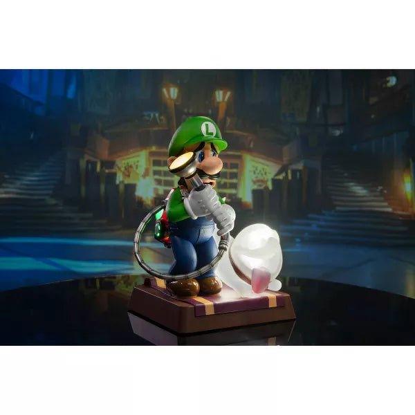 Luigi’s Mansion 3: Light-up Luigi and Polterpup Statue 9" COLL ED - POKÉ JEUX - 761568005684 - 761568005684